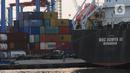 Kapal bongkar muat peti kemas di dermaga Pelabuhan Tanjung Priok, Jakarta, Selasa (6/5/2023). (merdeka.com/Imam Buhori)