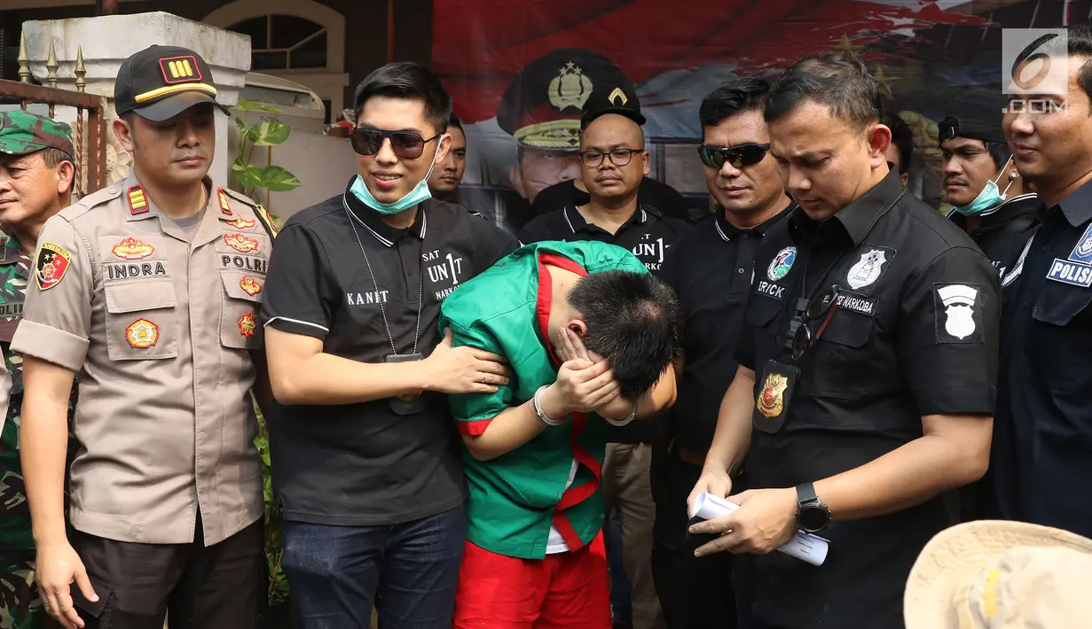 Tersangka dihadirkan saat jumpa pers seusai olah TKP pabrik sabu di Kalideres, Jakarta, Senin (24/6/2019). Polisi mengamankan seorang tersangka dalam kasus ini. (Liputan6.com/Herman Zakharia)