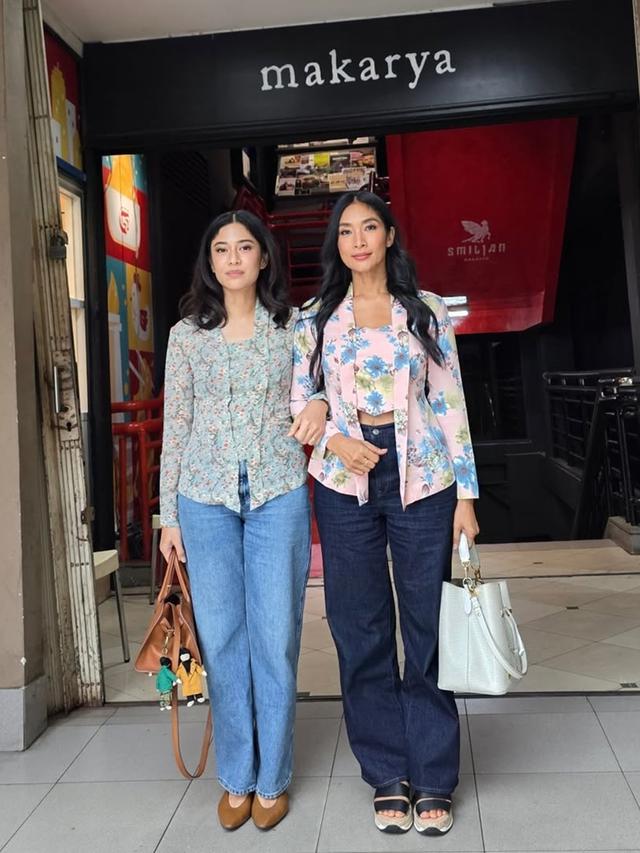 6 Potret Dian Sastro dan Happy Salma ke Toko Buku Pakai Kebaya, Dihadiahi Puisi