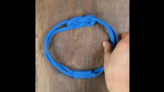 Gak Pakai Ribet, Begini Cara Buat Bandana Sendiri Dari Kaos Bekas