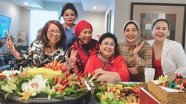 6 Potret Ulang Tahun Ibu Mertua Nikita Willy di Los Angeles, Penuh Hidangan Indonesia
