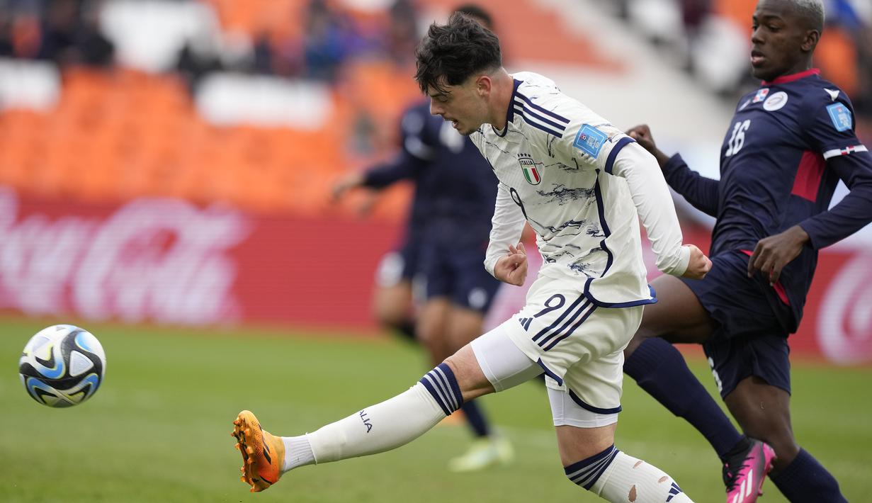 Striker Timnas Italia U-20, Giuseppe Ambrosino melepaskan tendangan saat menghadapi Republik Dominika pada laga terakhir Grup D Piala Dunia U-20 2023 di Malvinas Argentinas Stadium, Mendoza, Argentina (27/5/2023). (AP Photo/Natacha Pisarenko)