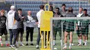 Penyerang Real Madrid, Vinicius Junior (tengah) bersama rekan setimnya menghadiri sesi latihan di stadion Santiago Bernabeu, Madrid, pada 27 Mei 2024. (Thomas COEX/AFP)