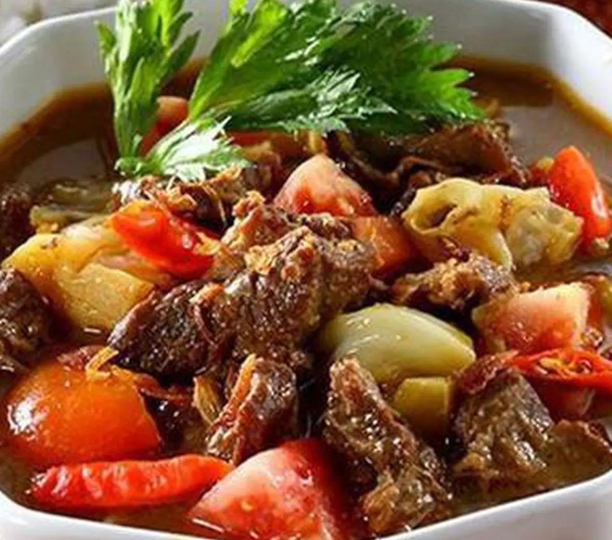 Sudah tidak sabar ingin mencoba bikin tongseng? Yuk recook tongseng ayam dan tongseng sapi ala Chef Martin Praja, bahannya sangat mudah didapat, cara memasaknya pun hanya cemplung-cemplung saja. Let's go cooking.