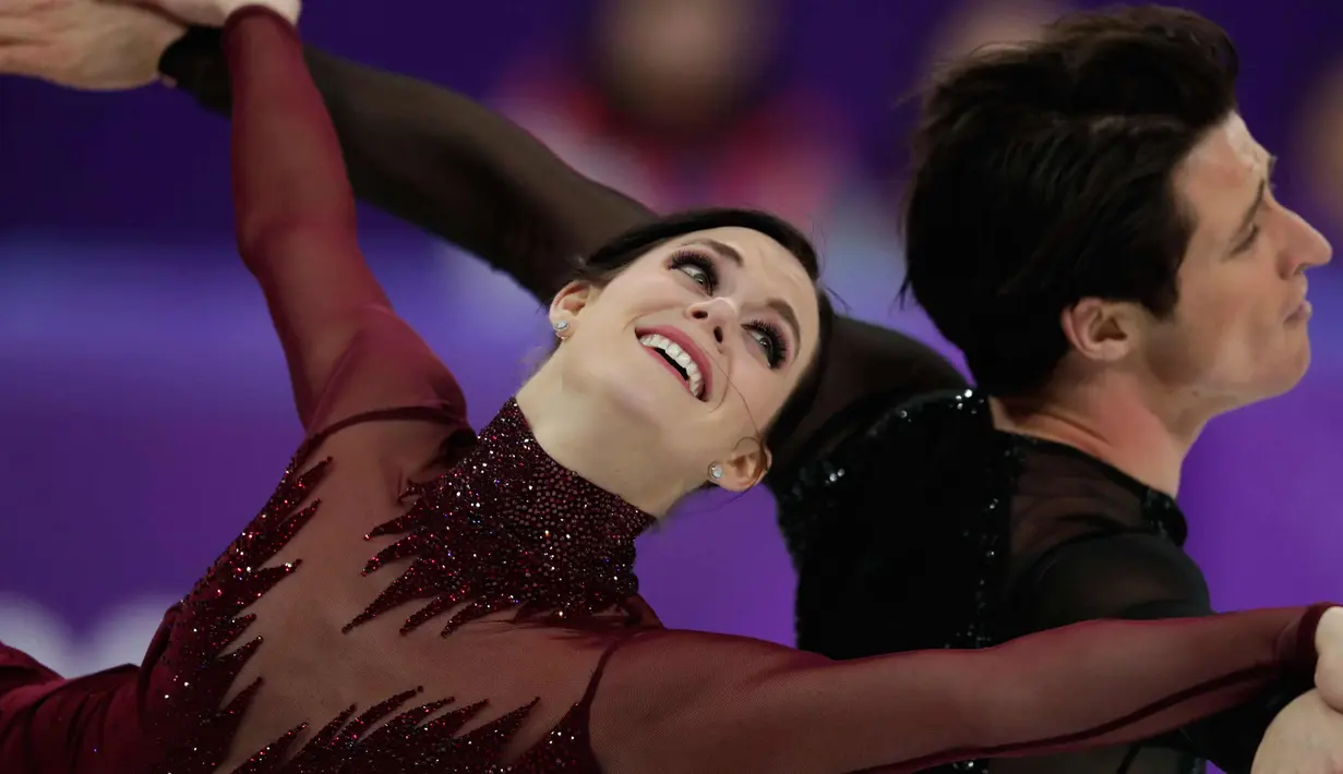 Pasangan Figure Skating Tessa Virtue dan Scott Moir bersaing dalam tarian bebas es skating pada Olimpiade Musim Dingin Pyeongchang 2018 di Gangneung Ice Arena di Gangneung (20/2). (AP Photo/Julie Jacobson)
