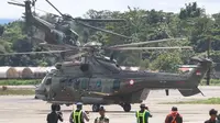 Tiga helikopter milik TNI AU serta tim dikerahkan untuk mengevakuasi Glen Malcolm Conning (50), pilot helikopter milik Intan Angkasa Air Service yang dibunuh oleh Kelompok Kriminal Bersenjata (KKB) setelah mengalami penyanderaan pada Senin (5/8/2024). (Sevianto PAKIDING / AFP)