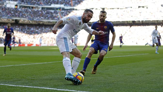 Bek Real Madrid Dani Carvajal mengontrol bola saat coba dihalau bek Barcelona Jordi Alba dalam laga El Clasico Liga Spanyol di Santiago Bernabeu, Sabtu (23/12/2017). (AP Photo/Francisco Seco)
