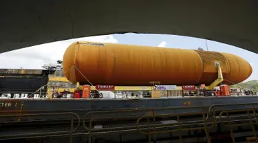 Tangki eksternal pesawat ulang alik atau Space Shuttle External Tank (ET) saat diangkut menggunakan kapal di  Colon City, Panama, (25/4). Tangki ini nantinya akan dikirim ke California. (REUTERS / Carlos Jasso)