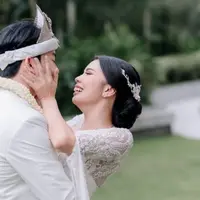 Putri Helmy Yahya, Saskia Rachelly Yahya telah resmi menikah dengan kekasihnya, pria asal Korea Selatan. Di hari bahagianya, Rachell tampil anggun elegan mengenakan dua kebaya berbeda. [Foto: Instagram/bootesphotography]