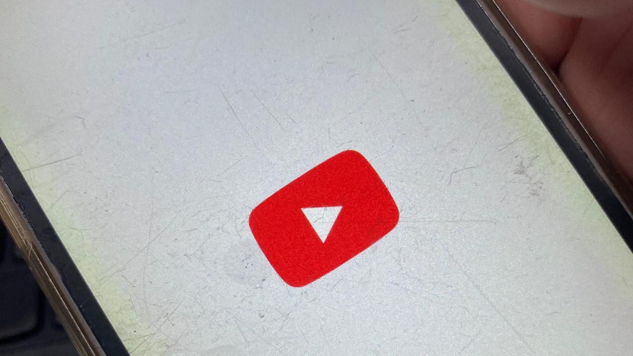 Direktur Reserse Kriminal Khusus Polda Metro Jaya Kombes Pol Ade Safri Simanjuntak mengatakan pihaknya memburu dua nama dalam kasus dugaan penipuan dengan modus like video YouTube.