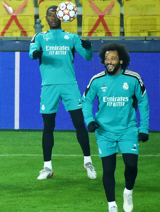 Bek Real Madrid David Alaba dan Marcelo mengambil bagian dalam sesi latihan di Stadion Sheriff di Tiraspol menjelang pertandingan Liga Champions, Selasa (23/11/2021). Real Madrid bakal melawat ke markas FC Sheriff pada laga kelima Liga Champions 2021/22, Kamis dini hari WIB. (Sergei GAPON / AFP)