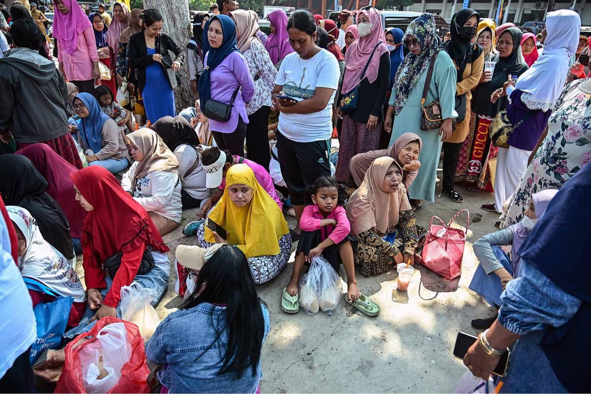 FOTO: Antrean Panjang di Surabaya, 10 Ton Beras Murah Ludes Diserbu Warga