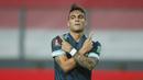 Penyerang Argentina, Lautaro Martinez, merayakan gol yang dicetaknya ke gawang Peru pada laga kualifikasi Piala Dunia 2022 zona CONMEBOl di Estadio Nacional de Lima, Rabu (18/11/2020) pagi WIB. Argentina menang 2-0 atas Peru. (AFP/Daniel Apuy/pool)