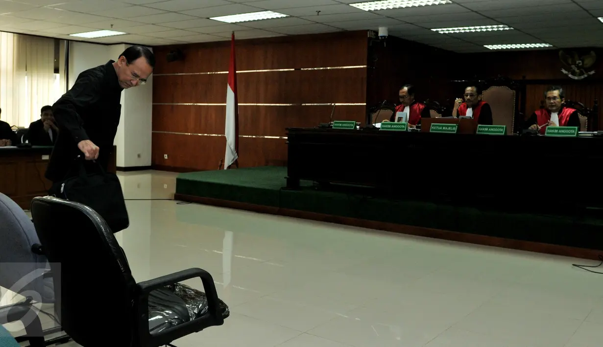 Suryadharma Ali (SDA) bersiap menjalani sidang di Pengadilan Tipikor, Jakarta, Senin (14/9). JPU KPK menolak keberatan yang diajukan SDA pada eksepsi yang dibacakan pekan lalu terkait korupsi penyelenggaraan ibadah haji. (Liputan6.com/Andrian M Tunay)