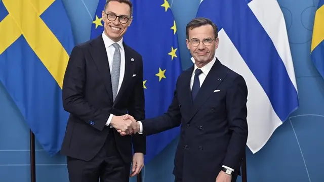 Presiden Finlandia Alexander Stubb dan Perdana Menteri Swedia Ulf Kristersson saat bertemu di Stockholm pada Selasa (23/4/2024).