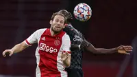 Daley Blind. Bek kiri Belanda berusia 32 tahun ini menjadi pemain termahal Ajax yang didatangkan Erik Ten Hag. Ia dipulangkan dari Manchester United awal musim 2018/2019 dengan nilai 16 juta euro. Hingga kini ia telah tampil 166 laga dengan torehan 10 gol dan 11 assist. (AFP/Kenzo Tribouillard)