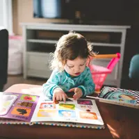 Ilustrasi bayi cerdas. (Foto: Unsplash/Stephen Andrews)