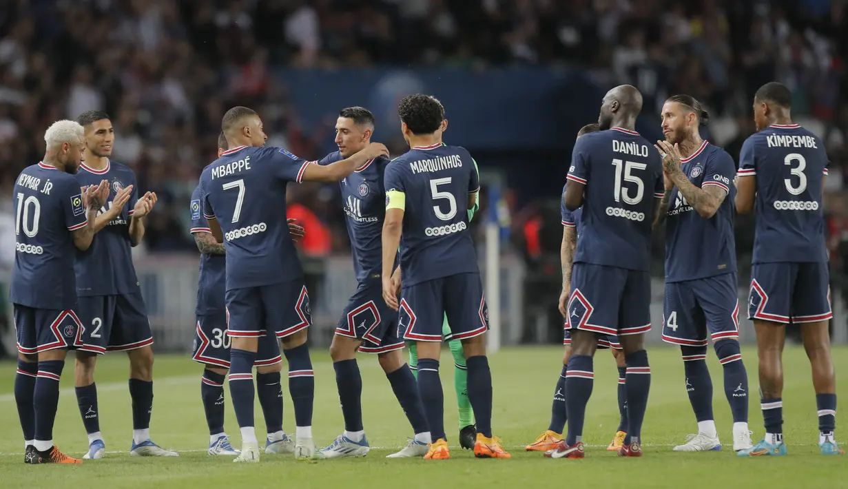 <p>Gelandang PSG, Angel Di Maria merangkul Kylian Mbappe saat diganti dalam pertandingan terakhirnya untuk klub melawan Metz pada pertandingan lanjutan Liga 1 Prancis di stadion Parc des Princes di Paris, Prancis, Minggu (22/5/2022). PSG pesta lima gol ke gawang Metz. (AP Photo/Michel Spingler)</p>