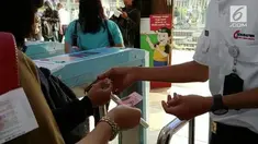 Demi pemilaharaan sistem tiket elektronik, PT PT Kereta Commuter Indonesia (KCI), hari ini, Senin (23/8/2018) kembali memberlakukan pemakaian tiket keras bagi para pengguna setia commuter line.