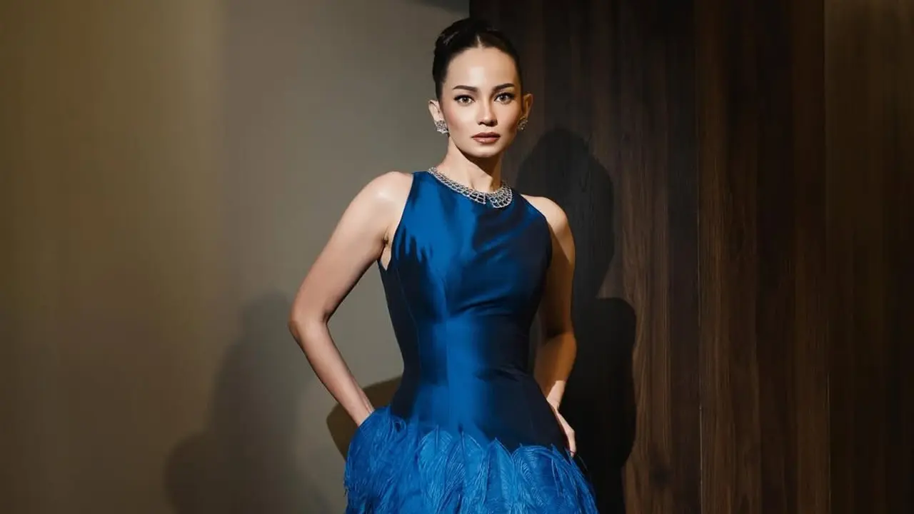 Bak Putri Kerajaan Modern, Gaya Glamor Enzy Storia dalam Gaun Bulu Biru Curi Perhatian