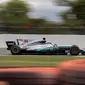 Pebalap Mercedes, Lewis Hamilton, berada di posisi pertama F1 GP Inggris di Sirkuit Silverstone, Minggu (16/7/2017). Pebalap 32 tahun asal Inggris itu melahap 51 lap dengan catatan waktu 1 jam 21 menit 27,430 detik. (EPA/Valdrin Xhemaj)