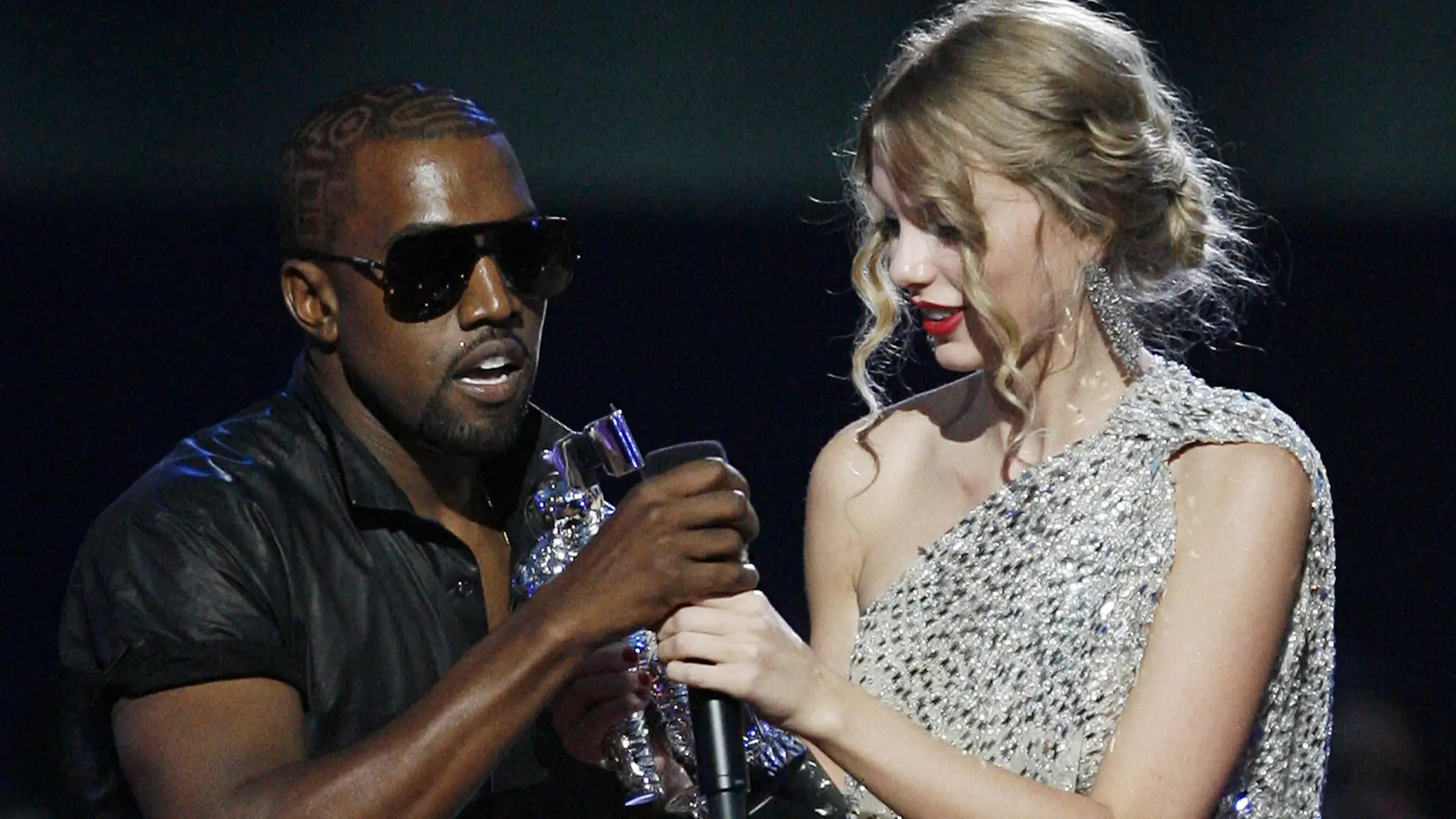 Kanye West saat merebut microphone yang tengah dipegang Taylor Swift di panggung MTV Music Awards 2009 (LA Times)