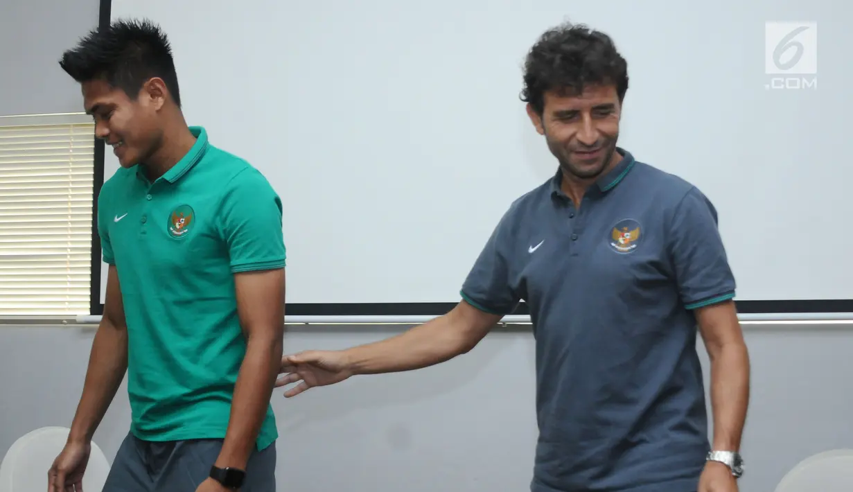 Pemain Timnas Indonesia, Fachrudin (kiri) bersama Luis Milla usai menjawab pertanyaan jelang keberangkatan di Tangerang, Banten, Senin (5/6). Timnas Indonesia akan melakoni laga uji coba melawan Kamboja dan Puerto Rico. (Liputan6.com/Helmi Fithriansyah)