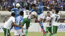 Striker Persib Bandung, Ezechiel Ndouasel, mencetak gol dengan tandukan kepala ke gawang Persiwa Wamena pada laga Piala Indonesia di Stadion Si Jalak Harupat, Bandung, Senin (11/2). Persib menang 7-0 atas Persiwa. (Bola.com/M Iqbal Ichsan)