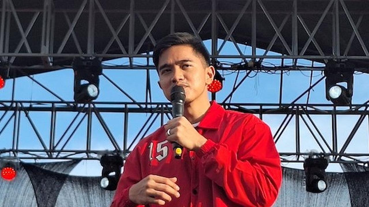 VIDEO: Kejutan Kaesang Bagikan Gantungan Belimbing Sayur Muka Gibran saat Kampanye