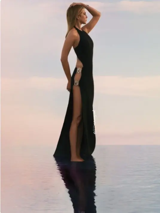 Berharap mengeluarkan sebuah pernyataan atau komentar mengenai perceraian Pitt dan Jolie, namun keduanya tidak berkomentar apapun dan langsung pergi memasuki mobil. (Instagram/Jenniferaniston)