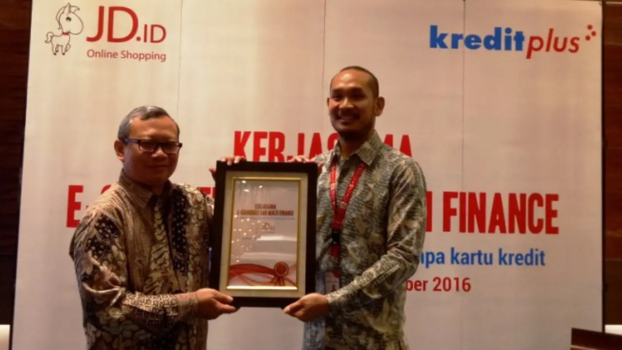 Pengumuman kerja sama JD.ID dan Kreditplus dalam meluncurkan layanan pembayaran cicilan tanpa kartu kredit  oleh GM Business Development & Markom Kredit Plus Vincentius Rahina Surya (kiri) dan Head of Partnership and Alliance JD.ID Abraham Harahap