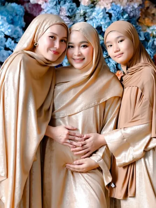 Ayu Ting Ting saat Pengajian Tujuh Bulanan Kehamilan Adiknya kompak dengan kaftan. [@arka_photographyy]