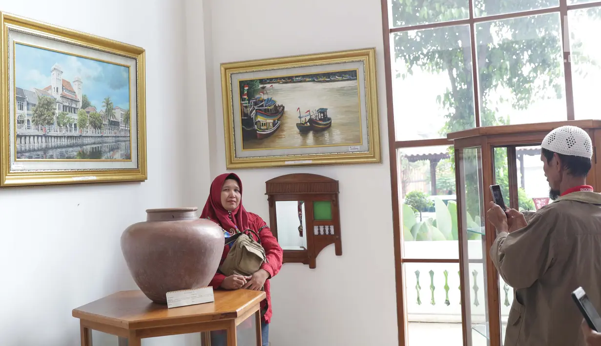 Pengunjung berfoto di salah satu sudut Museum Betawi, kawasan Setu Babakan, Jakarta, Minggu (23/6/2019). Dalam rangka perayaan HUT ke-492 Jakarta beragam acara kebudayaan khas betawi digelar di kawasan Setu Babakan, Jakarta. (Liputan6.com/Helmi Fithriansyah)