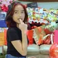 Momen Fuji buka kado ulang tahun (Sumber: YouTube/Fuji an)