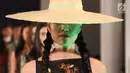 Salah seorang model dalam acara Senayan City Fashion Nation 12th Edition di Jakarta, Rabu (11/4). Para model mengenakan busana rancangan Tri Handoko, Priyo Oktaviano, dan Mel Ahyar. (Liputan6.com/Immanuel Antonius)