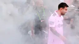 Pemain Inter Miami, Lionel Messi berjalan memasuki lapangan saat laga lanjutan Major League Soccer 2023 melawan Atlanta United di DRV PNK Stadium, Florida, Rabu (26/07/2023) pagi WIB. (AFP/Getty Images/Hector Vivas)