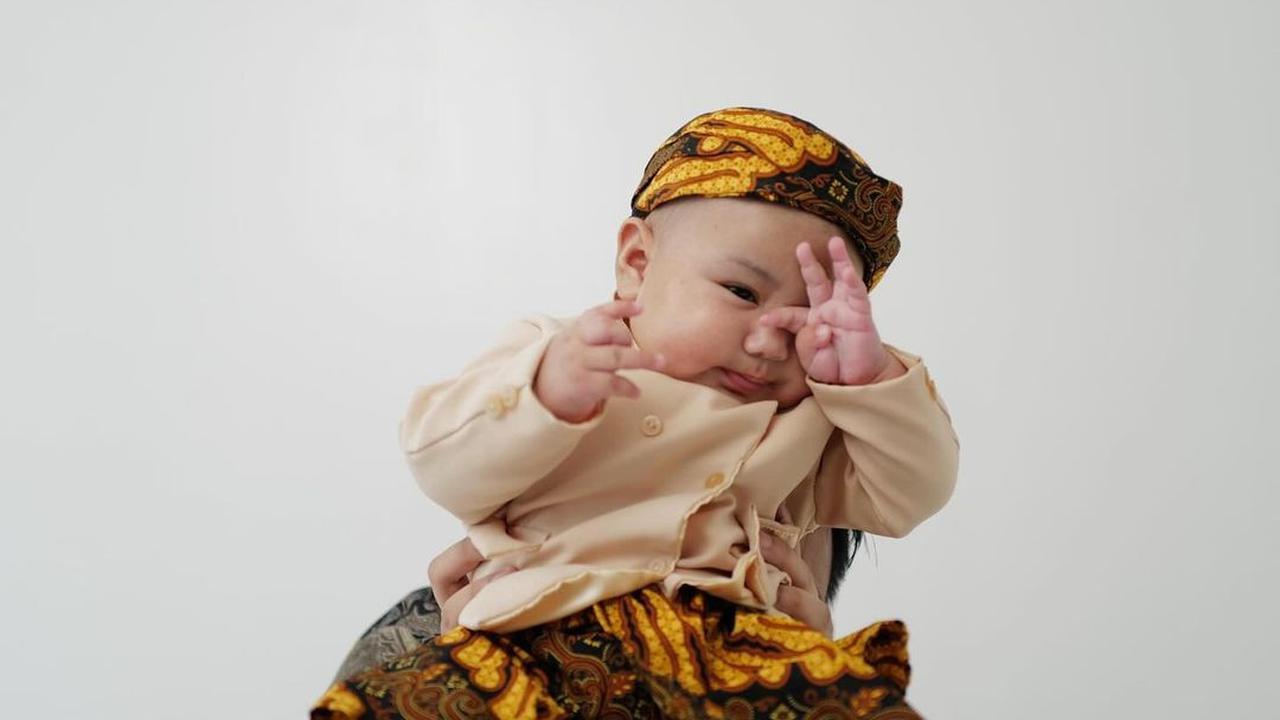 7 Potret Elio Anak Joshua Suherman dan Clairine Clay Pakai Blangkon, Gemas Maksimal