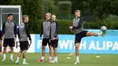 Para pemain Denmark mengikuti sesi latihan tim di tempat latihan Tottenham Hotspur di London, Selasa (6/7/2021). Denmark merengkuh tiket semifinal Euro 2020 usai menang 2-1 atas Republik Ceko. (AP Photo/Thanassis Stavrakis)