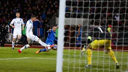 Pemain Islandia, Gylfi Sigurdsson melakukan tendangan ke gawang Kosovo pada laga Grup I Kualifikasi Piala Dunia 2018 di Laugardalsvollur, Senin (9/10). Islandia lolos ke Piala Dunia untuk pertama kalinya setelah menang 2-0. (AP/Brynjar Gunnarsson)