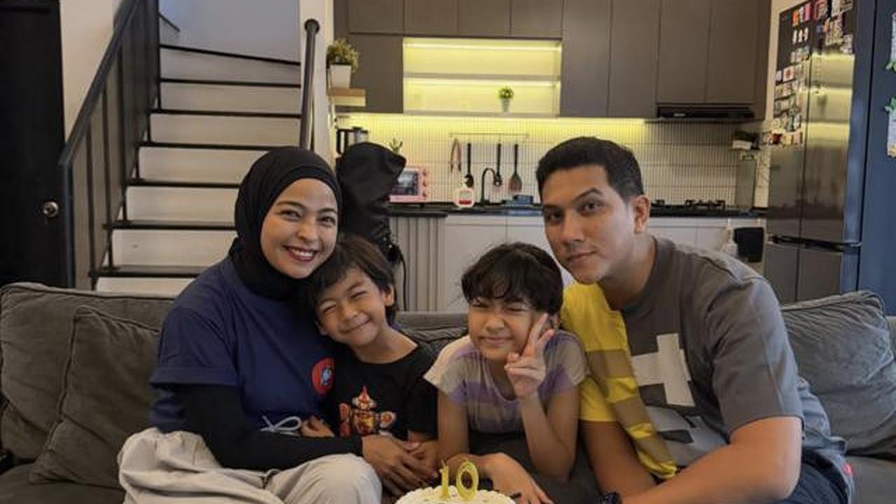 7 Potret Ruang Keluarga Rumah Tantri Kotak dan Arda yang Terhubung dengan Dapur