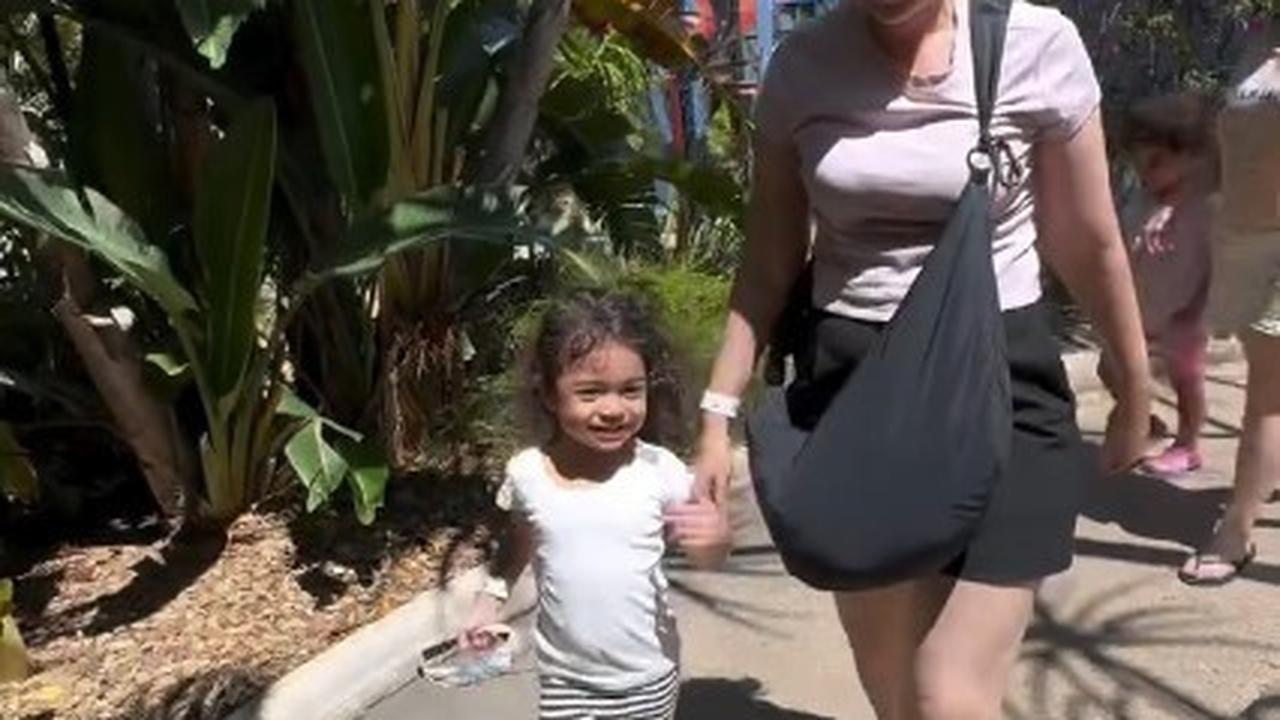 7 Potret Cara Rose Anak Rianti Cartwright Naik Roller Coaster Pertama Kali, Berani Sambil Angkat Tangan