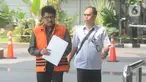 Kepala Kantor Pelayanan Pajak Penanaman Modal Asing Tiga Kanwil Jakarta Khusus Yul Dirga (kiri) saat tiba di Gedung KPK, Jakarta, Kamis (26/12/2019). Yul diperiksa sebagai tersangka dalam kasus dugaan suap pemeriksaan atas restitusi pajak PT WAE tahun pajak 2015 dan 2016. (merdeka.com/Dwi Narwoko)