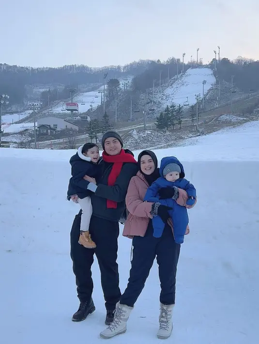 Bermain di Snowpark,  Roger-Cut dan dua anak mereka kompak pakai jaket padding dipadu sepatu boots. @rogerojey.
