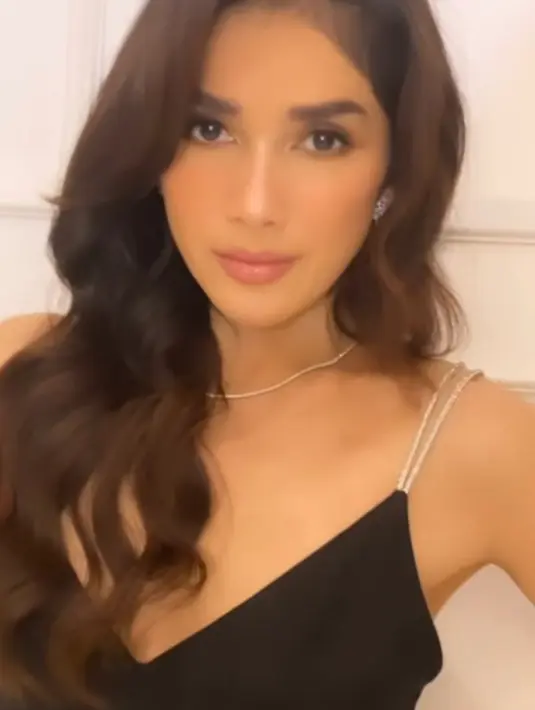 Ussy Sulistyawati tampil glamor dalam balutan v-neck dress dan makeup flawless dari @makeupbylaode. @ipank_septian.