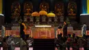 Umat Buddha menjalankan ibadah kebaktian uposatha di Vihara Mahavira Graha, Jakarta, Senin (1/6/2015). Kebaktian uposatha merupakan hari dimana umat Buddha melakukan perenungan dan pengamatan. (Liputan6.com/Andrian M Tunay)