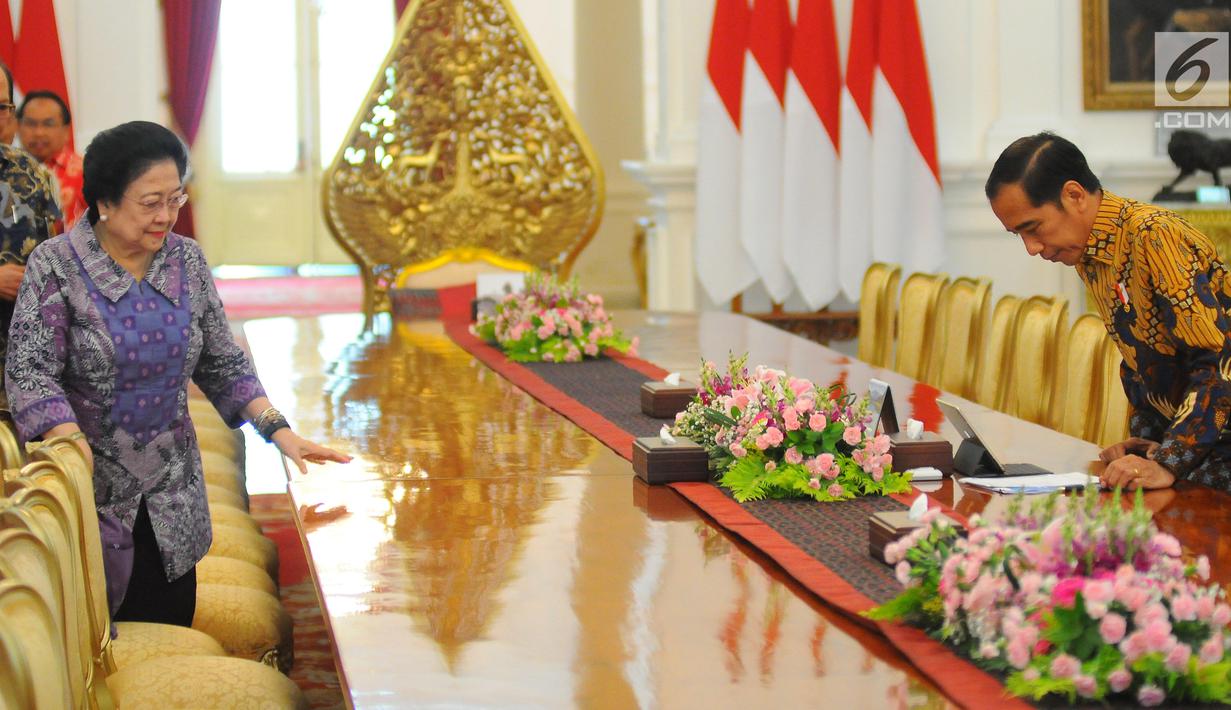Presiden Joko Widodo menerima kedatangan Megawati Soekarnoputri yang mewakili Dewan Pengarah BPIP (Badan Pembinaan Ideologi Pancasila) di Istana Merdeka, Jakarta, Kamis (9/5/2019). Mereka yang hadir antara lain Megawati, Mahfud Md, Try Sutrisno, hingga Said Aqil Siradj. (Liputan6.com/Angga Yuniar)