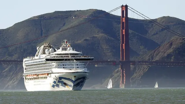 Kapal pesiar Grand Princess melewati Golden Gate Bridge ketika dalam perjalanan menuju San Fransisco dari Hawaii.