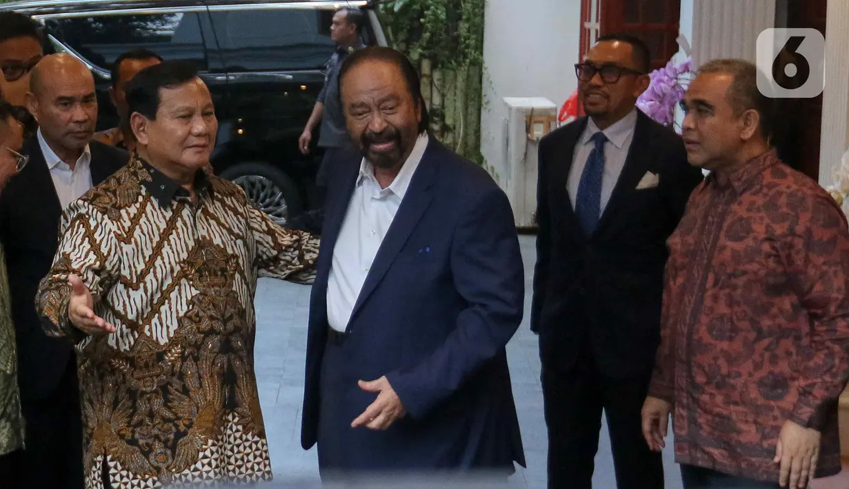 Kedatangan Surya Paloh disambut langsung Prabowo Subianto di teras kediamannya. (Liputan6.com/Herman Zakharia)