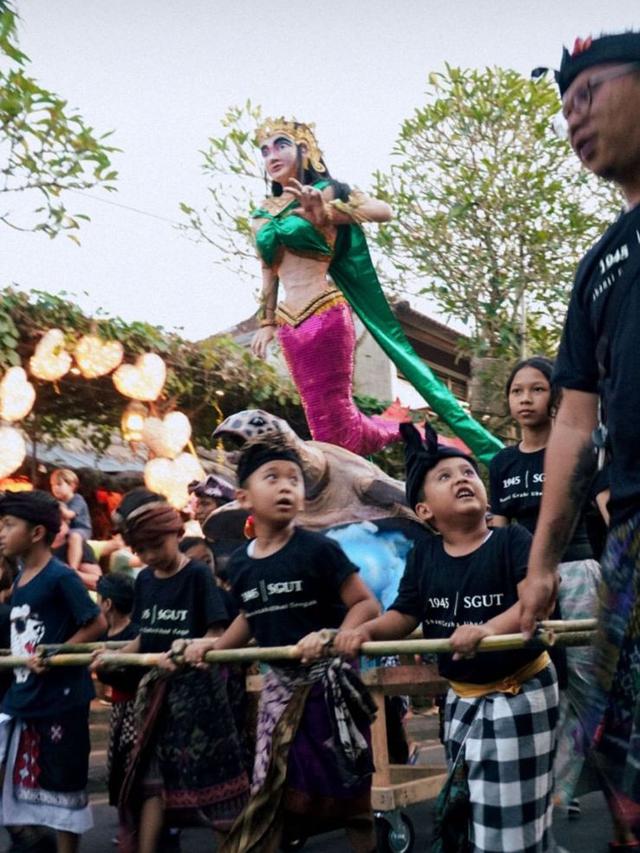 6 Potret Pesinetron Antonio Blanco Jr Rayakan Hari Raya nyepi, Ikut Pawai Ogoh-Ogoh
