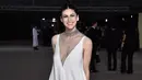 Alexandra Daddario tiba di acara tahunan kedua Academy Museum di Academy Museum of Motion Pictures di Los Angeles, Amerika Serikat, Sabtu (15/10/2022). Aktris asal Amerika itu menggunakan gaun putih dengan model jaring-jaring mutiara yang mencolok di bagian dadanya. (Jordan Strauss/Invision/AP)